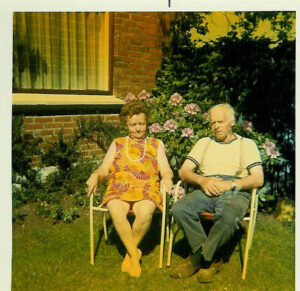 Helene og Niels Peder i haven