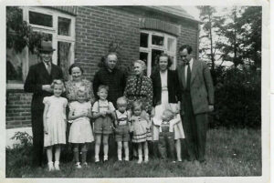 Helenes familie Sigurd, Helene, Niels-Peder, Thilde, Ruth og Johannes. Forest Else, Marny, Kristian, Henning, Grethe og Torben