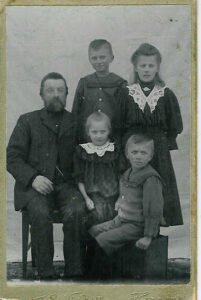 Niels Peders far med sine børn, efter deres mor var død (Hun døde 1907)