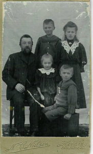 Niels Peders far med sine børn, efter deres mor var død (Hun døde 1907)