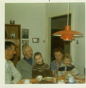 Niels Ormhøj og Birgit (fotografere) og deres børn første gang de besøgte os i Tulstrup ca. 1970