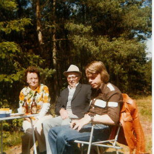 Helene, Niels-Peder og Eigil på skovtur