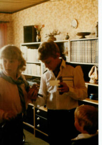 Bo og Tina åbner telegrammer 26/4-1981