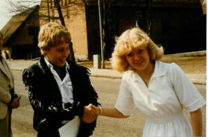 Bo og en konfirmandinde udenfor missionshuset 26/4-1981