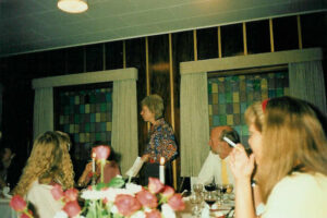 Grethe holder tale ved Niels-Peders fødselsdag 1990