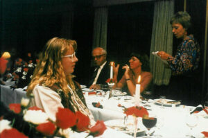 Grethe holder tale ved Niels-Peders fødselsdag 1990