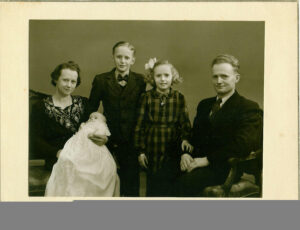 Johanne og Richard med børnene (Gunnar, Inge og en nyfødt)